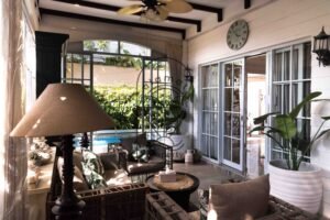 Cozy sitting area with dark wood shelving and rattan chairs at Villa Hingga