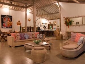 Villa Pachy living room with rattan sofas and colorful cushions