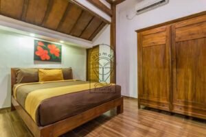 Cozy Joglo villa bedroom with traditional wood architecture – Berawa Canggu
