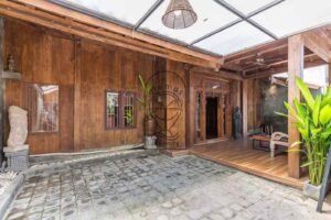 Private parking space for car and motorbikes at Joglo villa in Berawa