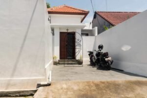 Exterior view and parking area of Villa Fenja in Umalas