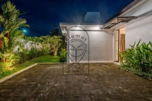 2 bedroom villa rental Ubud parking