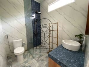 En-suite bathroom with modern fixtures and natural light at Villa Ramaia