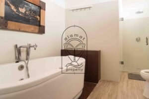 Bathtub and shower in Villa Aruna Sari Bali