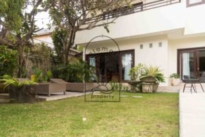 transats in the Garden by the pool of Villa Aruna Sari Bali