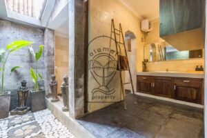 Villa Puri Kasa bathroom with garden courtyard and Buddha statues