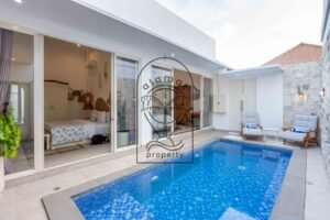 Private pool and ensuite bedrooms in a 2-bedroom villa for rent in Berawa