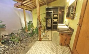 Villa Mizu open-air bathroom with twin basins and tropical plants