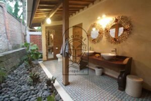 Villa Mizu open-air bathroom with round mirrors and brick wall