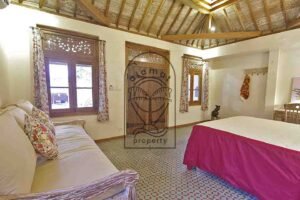 Villa Mizu bedroom with daybed and carved wooden windows