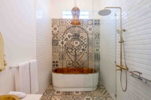 Bathtub with splendid mozaic backwash